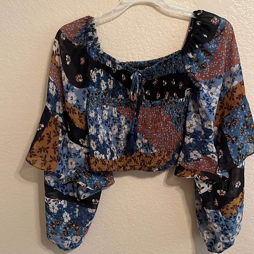 Ruffle sleeve floral crop top